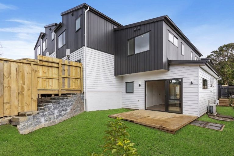 Photo of property in 8e Tahinga Street, Northcote, Auckland, 0627