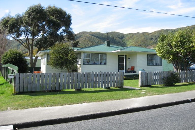 Photo of property in 5 Castlerea Street, Wainuiomata, Lower Hutt, 5014