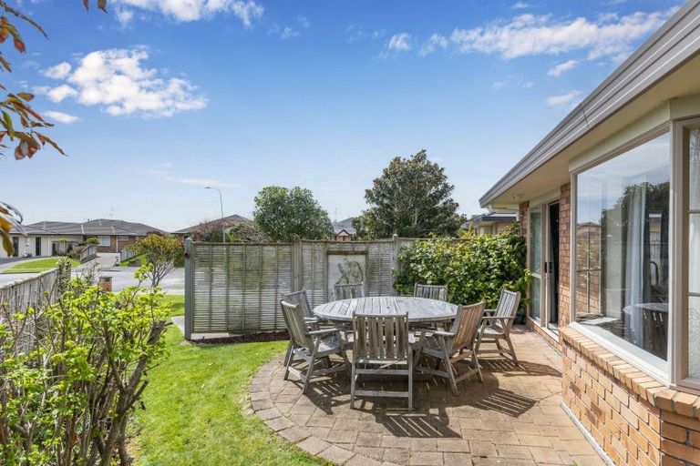 Photo of property in 15 Balmerino Grove, Waikanae, 5036