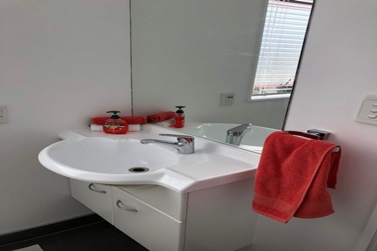 Photo of property in 2/30 Roanoke Way, Albany, Auckland, 0632