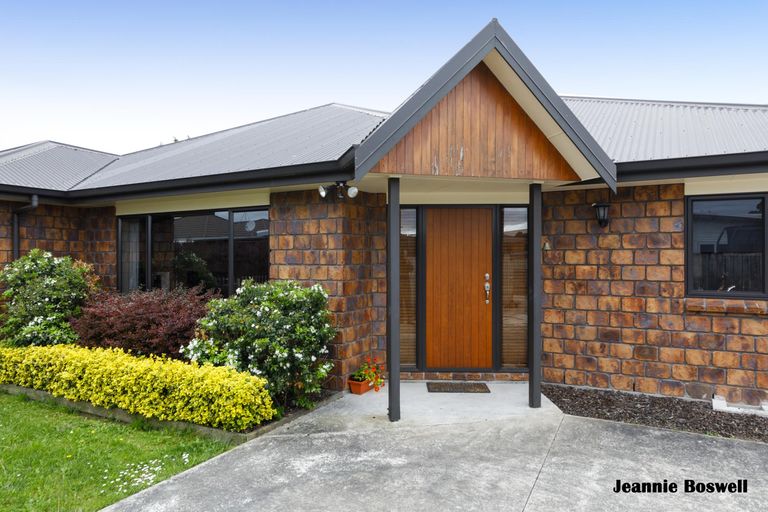 Photo of property in 3 Walnut Grove, Kelvin Grove, Palmerston North, 4414