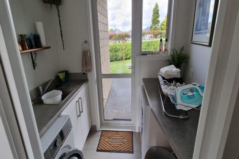 Photo of property in 9 Waipuna Grove, Levin, 5571