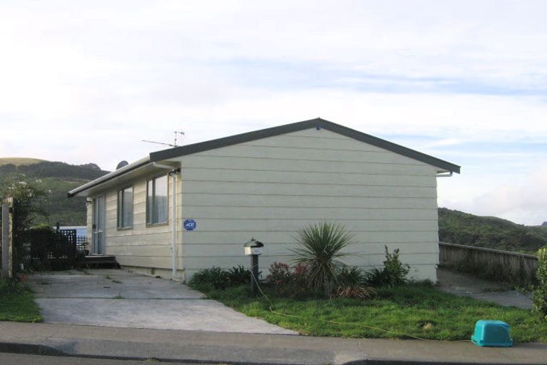 Photo of property in 16a Fernhaven Grove, Newlands, Wellington, 6037