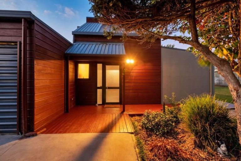 Photo of property in 1/10 Altair Place, Windsor Park, Auckland, 0632