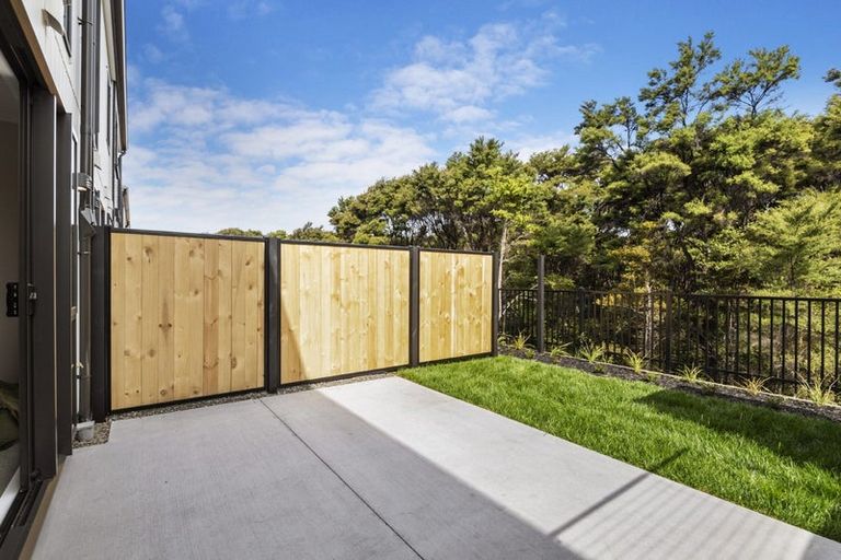 Photo of property in 32 Te Aniwaniwa Terrace, Albany, 0632