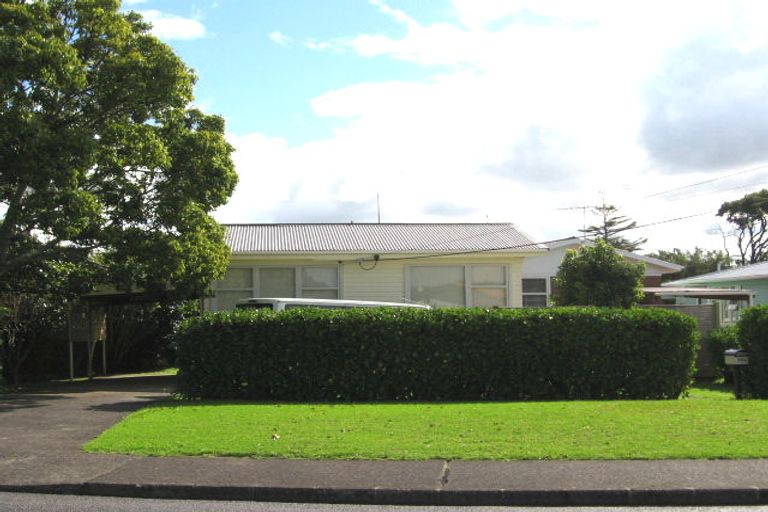 Photo of property in 1/80 Gloria Avenue, Te Atatu Peninsula, Auckland, 0610