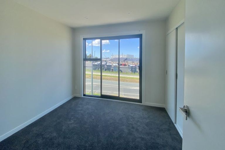 Photo of property in 2/86 Fred Taylor Drive, Westgate, Auckland, 0814