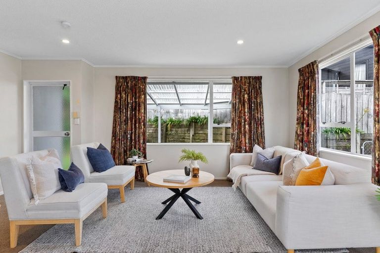 Photo of property in 12 Evesham Place, Newlands, Wellington, 6037