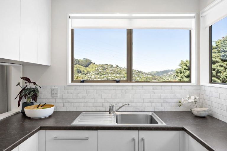 Photo of property in 5 Sasanqua Way, Crofton Downs, Wellington, 6035