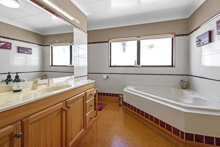 Photo of property in 19 Plateau Heights, Mount Maunganui, 3116