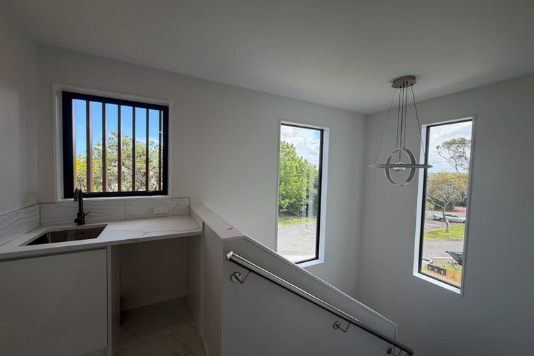 Photo of property in 5 Raphael Place, West Harbour, Auckland, 0618