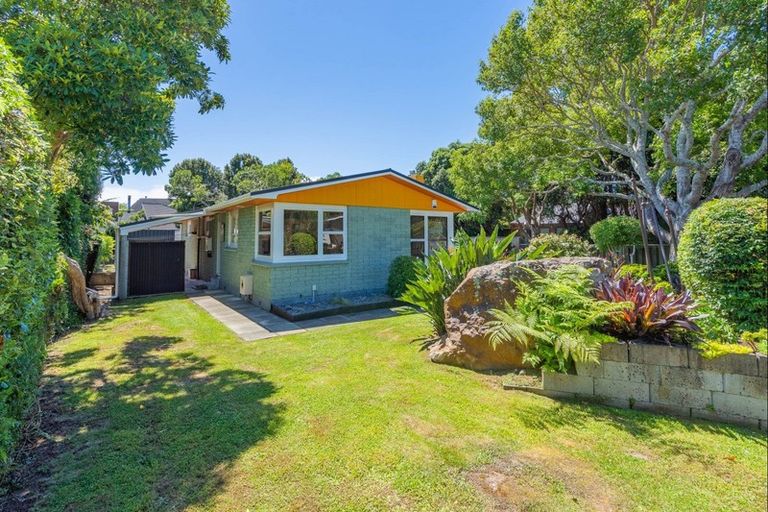 Photo of property in 16 Walton Avenue, Waikanae, 5036