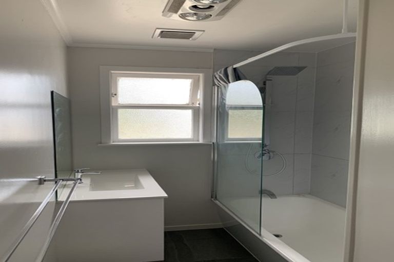 Photo of property in 9 Valdale Road, Henderson, Auckland, 0610