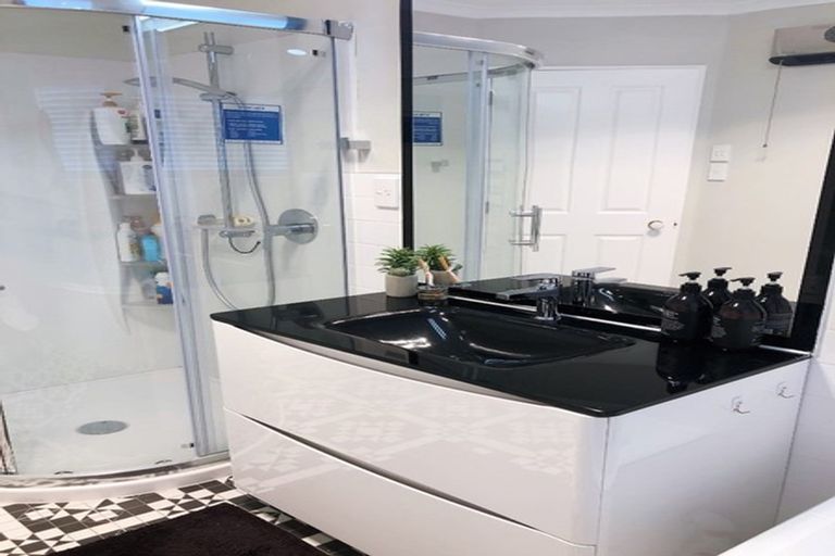 Photo of property in 2 Taroka Close, Pinehill, Auckland, 0632