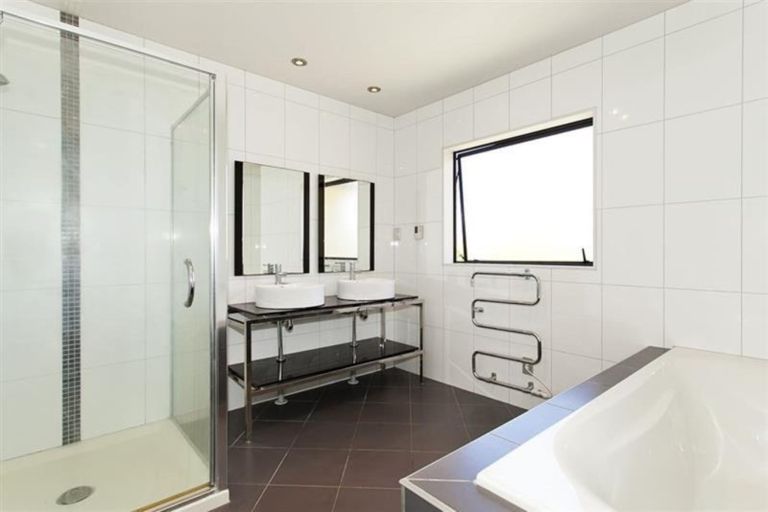 Photo of property in 13 Keating Rise, Northcross, Auckland, 0632