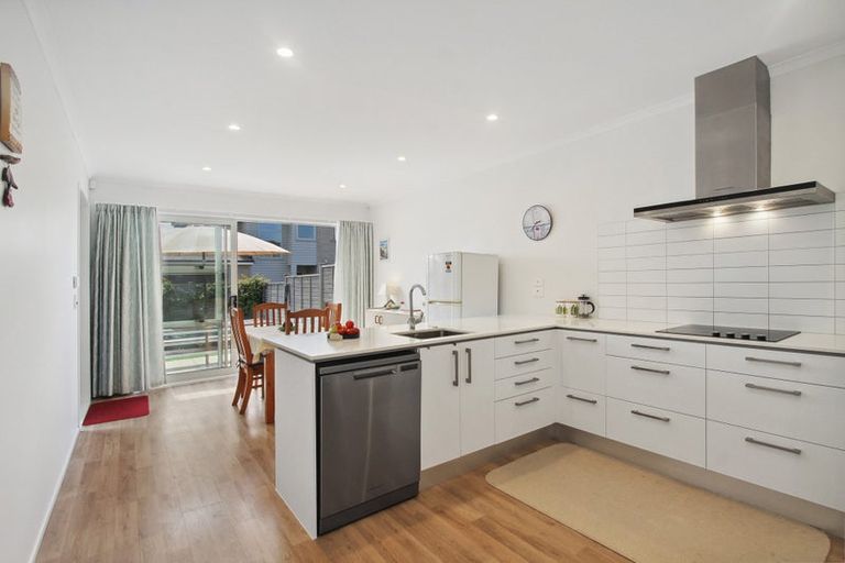 Photo of property in 7 Briddock Way, Swanson, Auckland, 0614