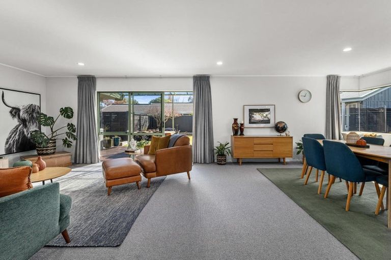 Photo of property in 14 Capricorn Place, Kawaha Point, Rotorua, 3010