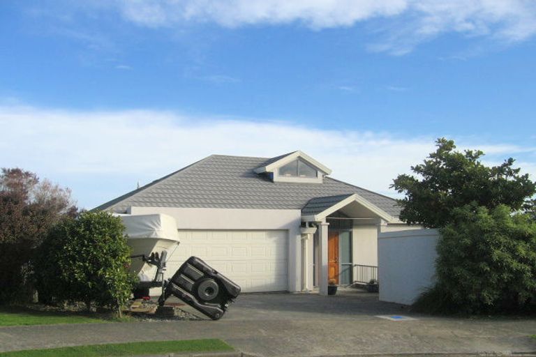 Photo of property in 18 Dornoch Place, Papakowhai, Porirua, 5024
