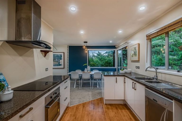 Photo of property in 26 Staincross Street, Green Bay, Auckland, 0604