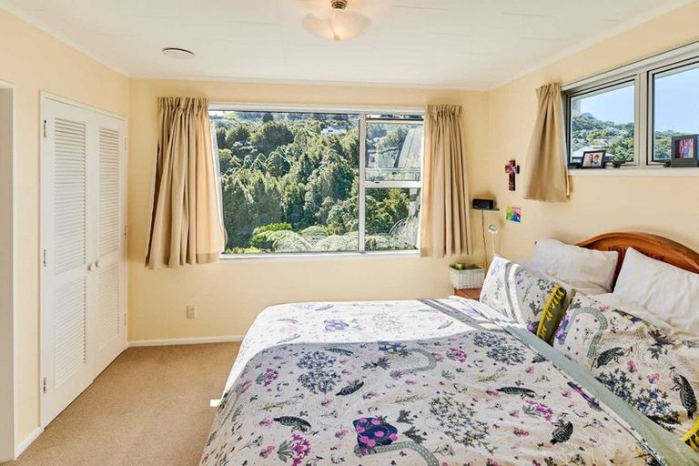 Photo of property in 5 Panorama Grove, Harbour View, Lower Hutt, 5010