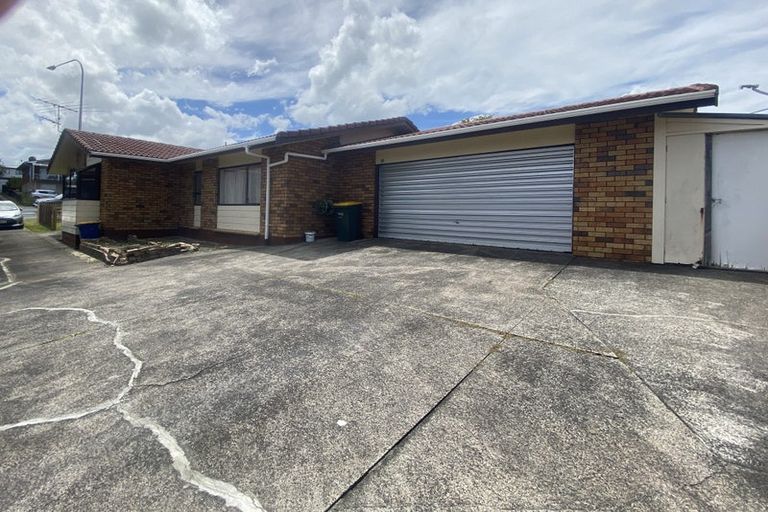 Photo of property in 227 Edmonton Road, Te Atatu South, Auckland, 0610