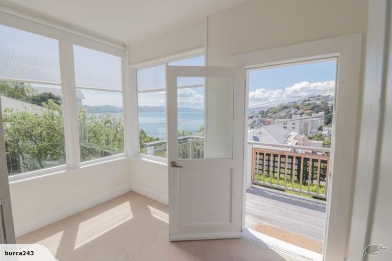 Photo of property in 10 Oriental Terrace, Mount Victoria, Wellington, 6011