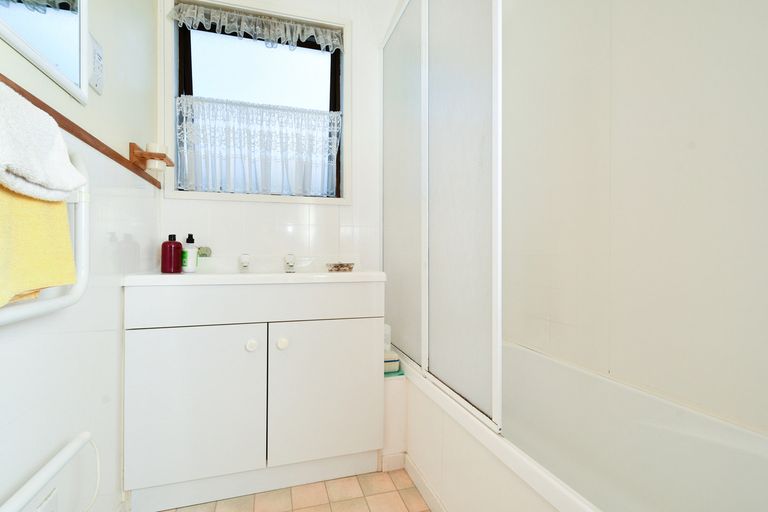 Photo of property in 1/94 Roberts Road, Te Atatu South, Auckland, 0610