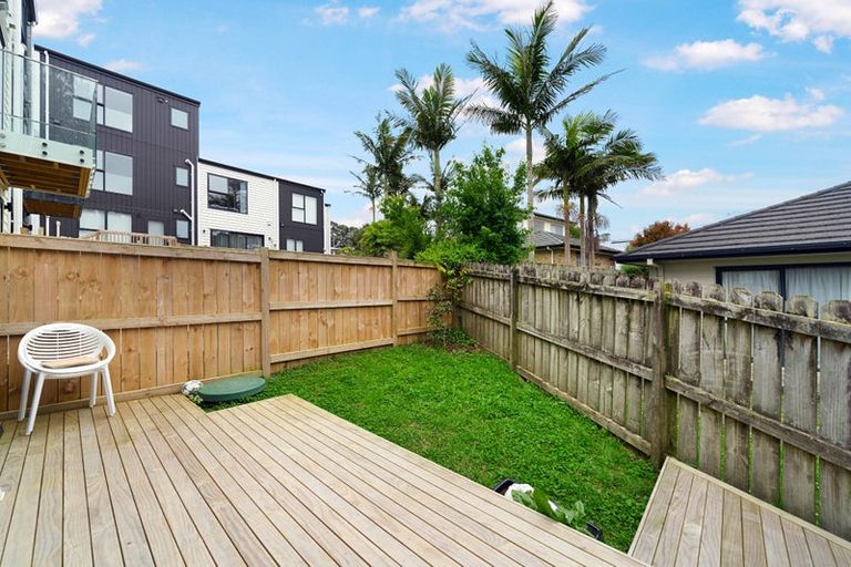 Photo of property in 8/105 Hobsonville Road, West Harbour, Auckland, 0618