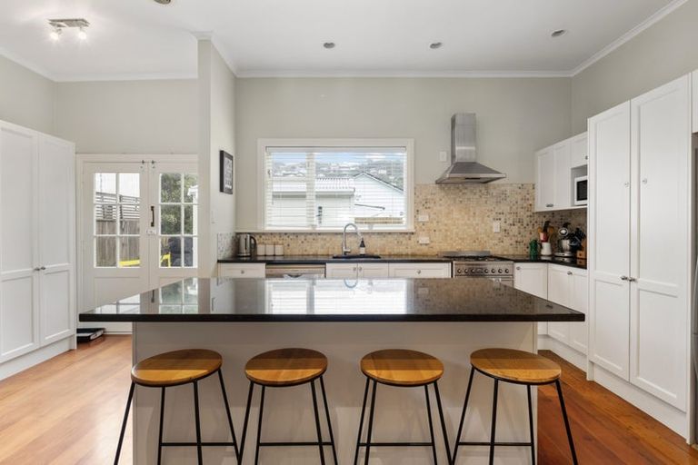 Photo of property in 112 Onepu Road, Lyall Bay, Wellington, 6022