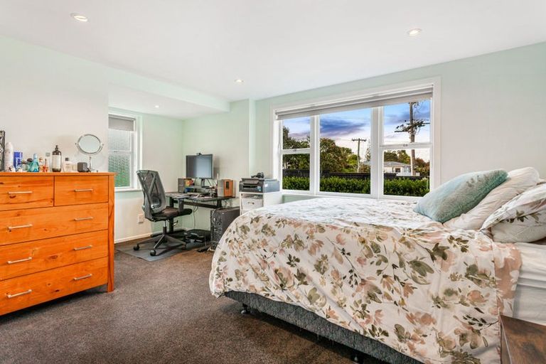Photo of property in 15 Divich Avenue, Te Atatu South, Auckland, 0610