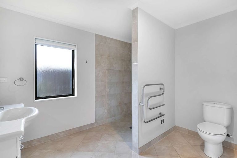 Photo of property in 21 Mandalay Place, Waiuku, 2123