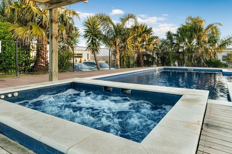 Photo of property in 8 Karauria Lane, Orewa, 0931