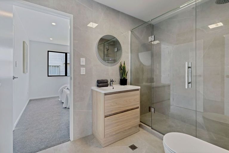 Photo of property in 8d Datura Place, Sunnynook, Auckland, 0620