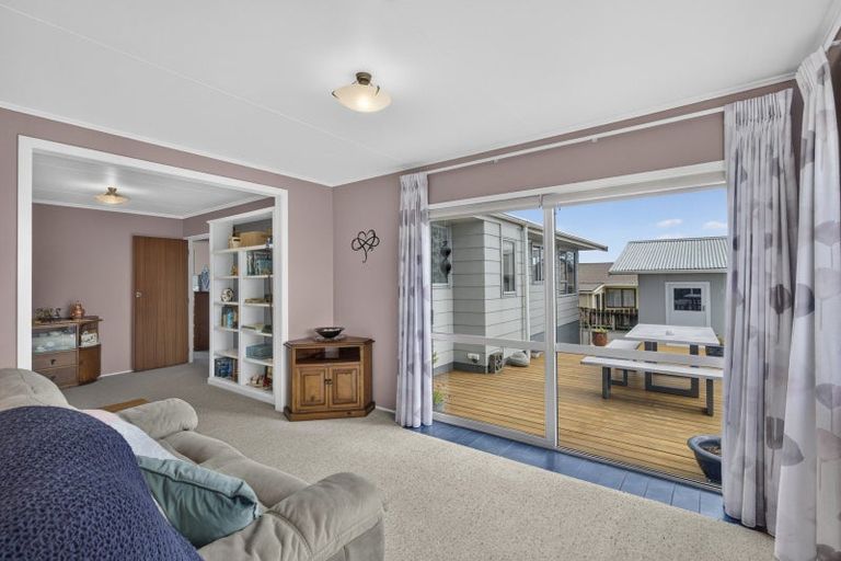 Photo of property in 100 Riversdale Drive, Merrilands, New Plymouth, 4312