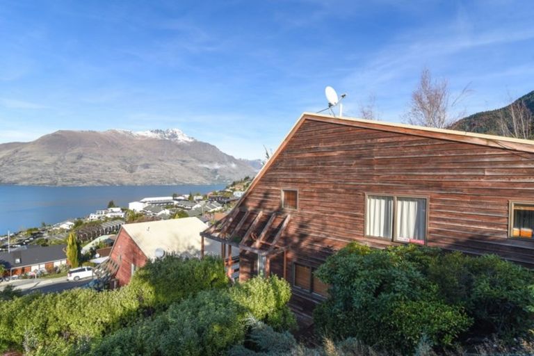 Photo of property in 60b Wynyard Crescent, Fernhill, Queenstown, 9300