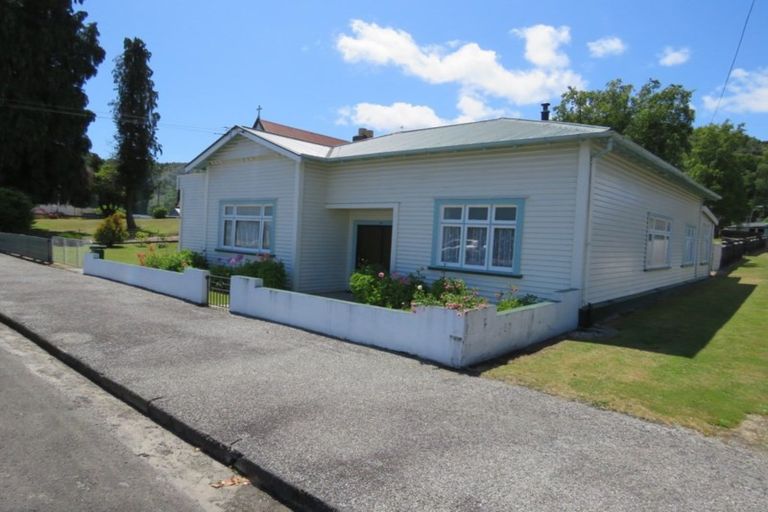 Photo of property in 35 Walsh Street, Reefton, 7830