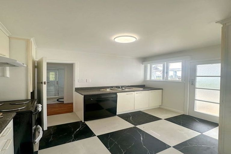 Photo of property in 479 Waitakere Road, Taupaki, Henderson, 0782