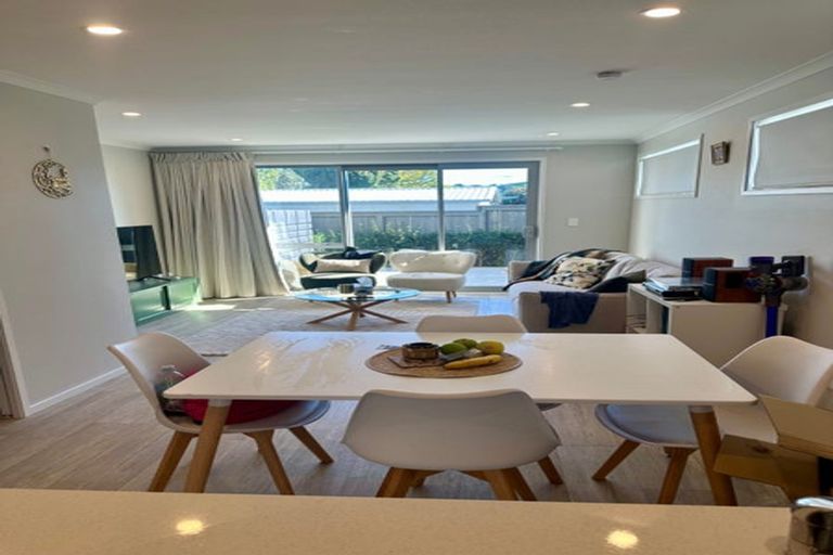 Photo of property in 1b Pavola Grove, Glenfield, Auckland, 0629