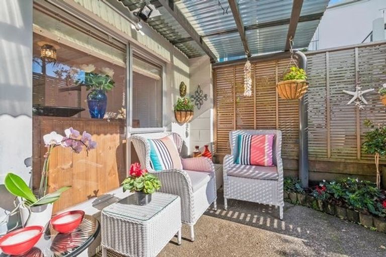 Photo of property in 7/18 Parr Terrace, Castor Bay, Auckland, 0620