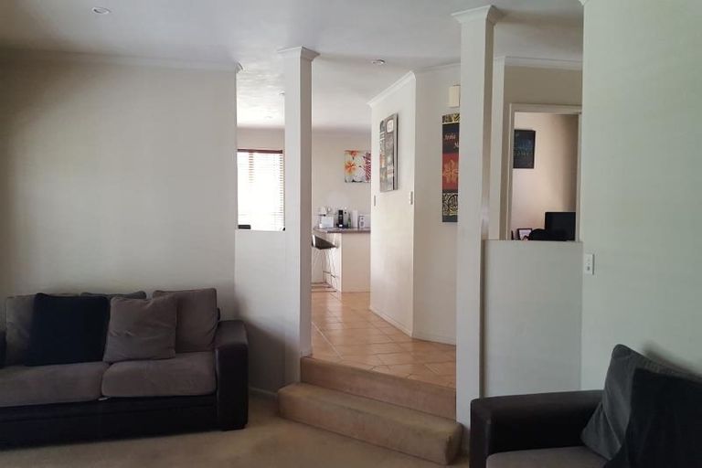 Photo of property in 10 Piper Place, Goodwood Heights, Auckland, 2105