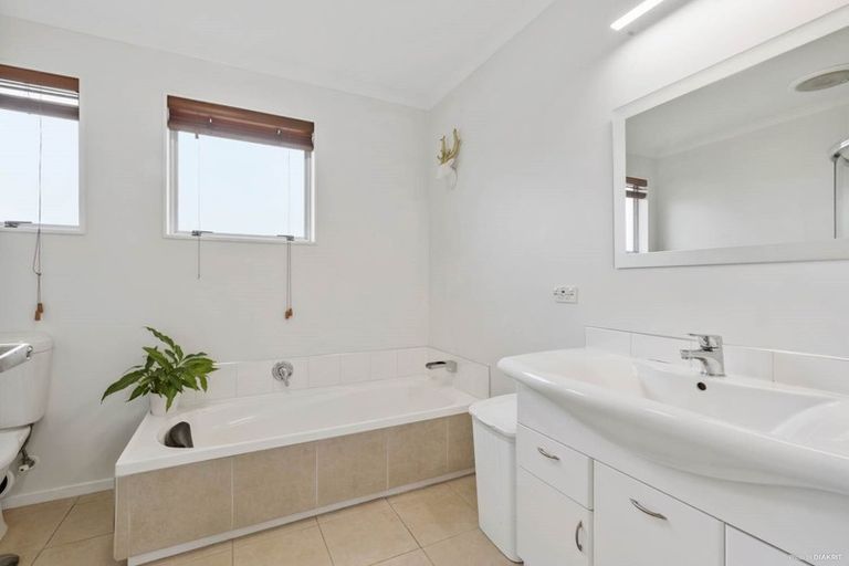Photo of property in 28 Hueglow Rise, West Harbour, Auckland, 0618