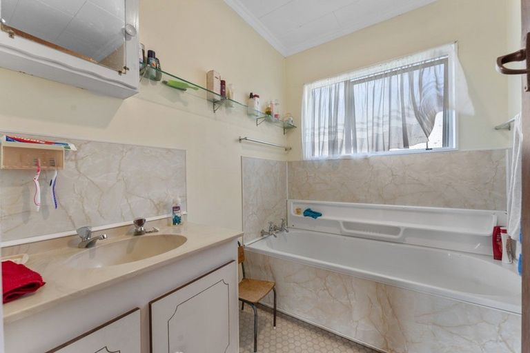 Photo of property in 14 Shaldon Crescent, Blagdon, New Plymouth, 4310