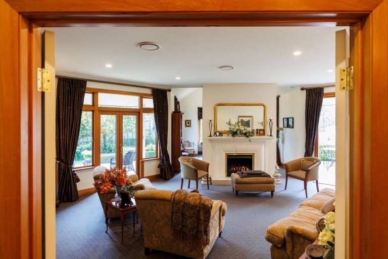 Photo of property in 5 Waicola Drive, Fitzherbert, Palmerston North, 4471