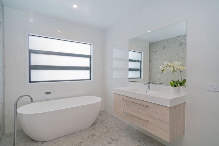 Photo of property in 14 Lady Jocelyn Place, Whitianga, 3510