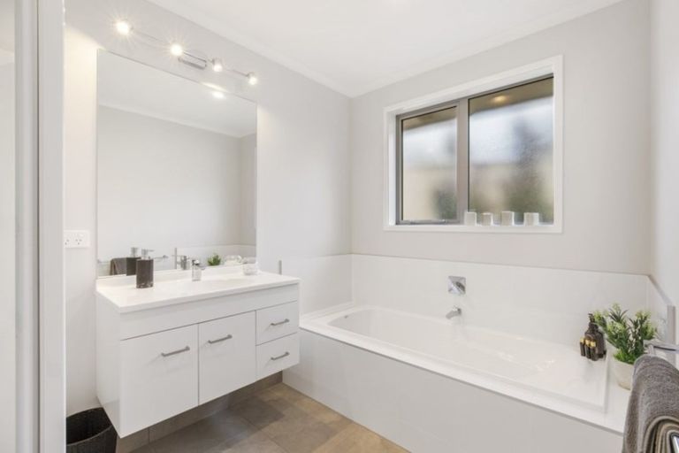 Photo of property in 64 Hillpark Drive, Pokeno, 2402