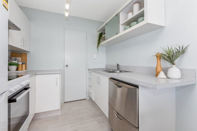 Photo of property in 2/418 Queens Drive, Lyall Bay, Wellington, 6022
