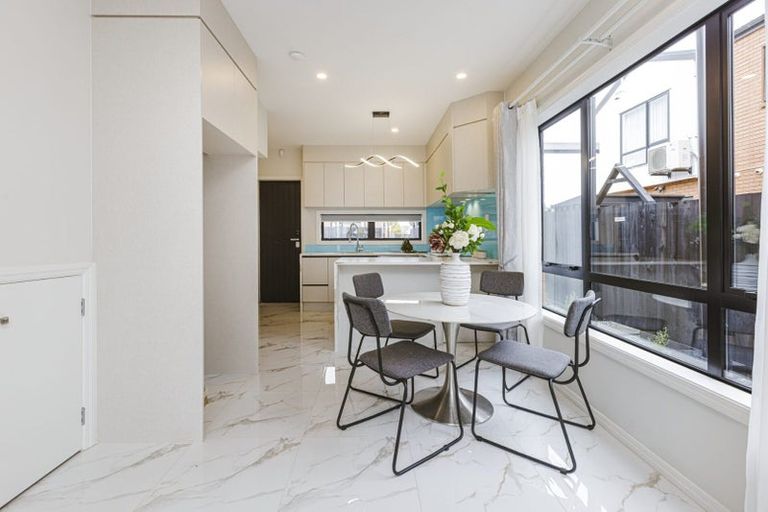 Photo of property in 2/287 Massey Road, Mangere East, Auckland, 2024