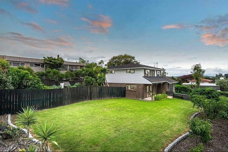 Photo of property in 33 James Evans Drive, Northcote, Auckland, 0627