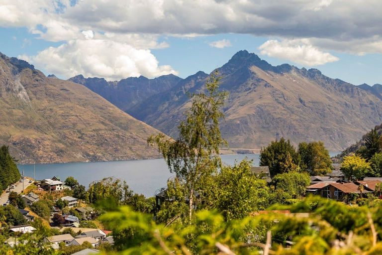 Photo of property in 4b Caples Place, Fernhill, Queenstown, 9300