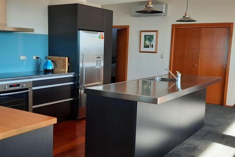 Photo of property in 121 Moncks Spur Road, Redcliffs, Christchurch, 8081